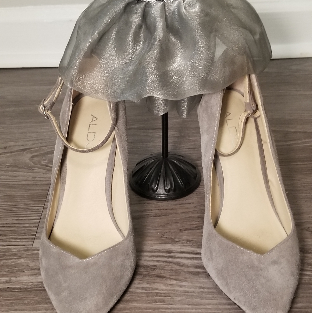 Pretty little lady gray